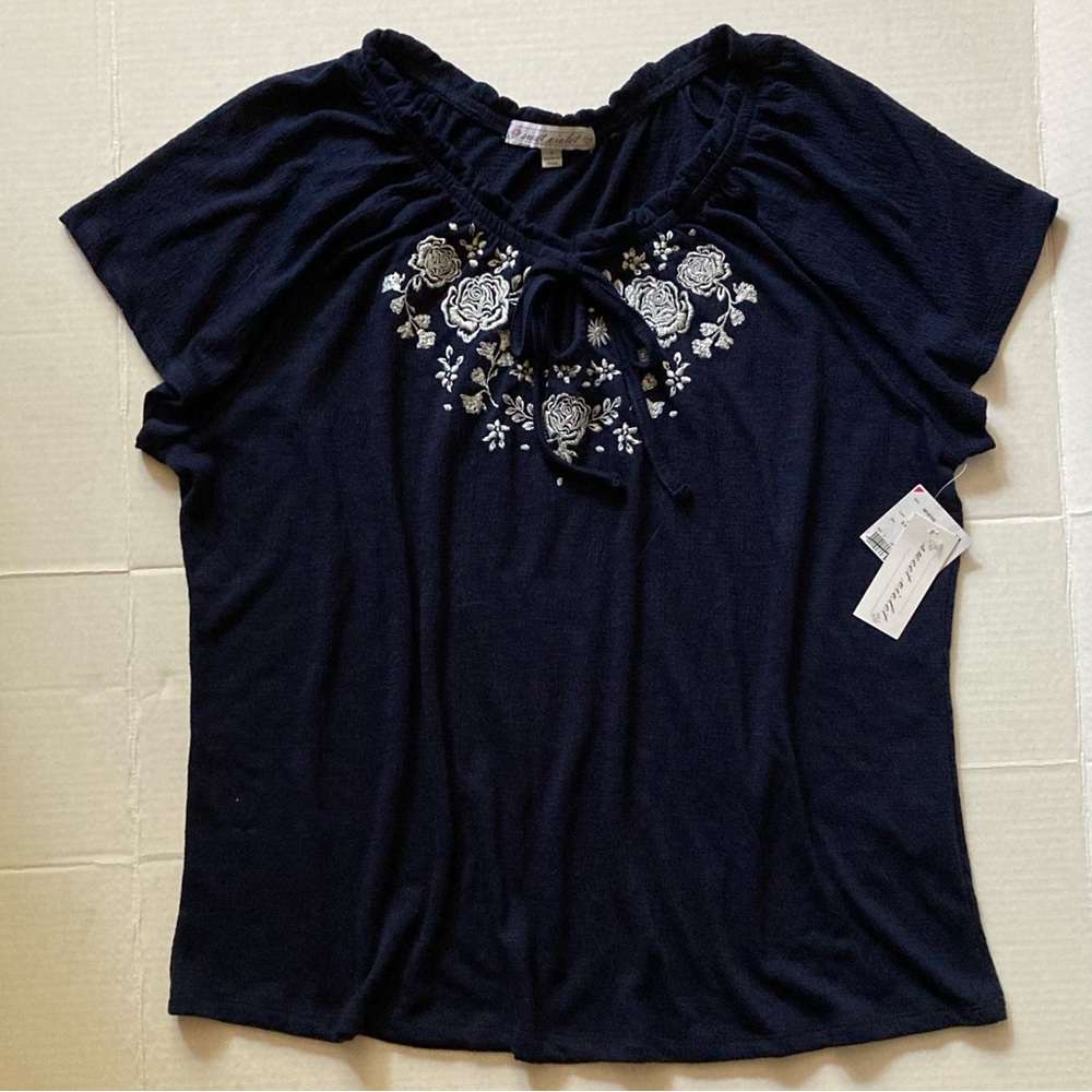 Sweet Violet Blue Short Sleeve Top With White Floral Embroidery Size 1X NWT